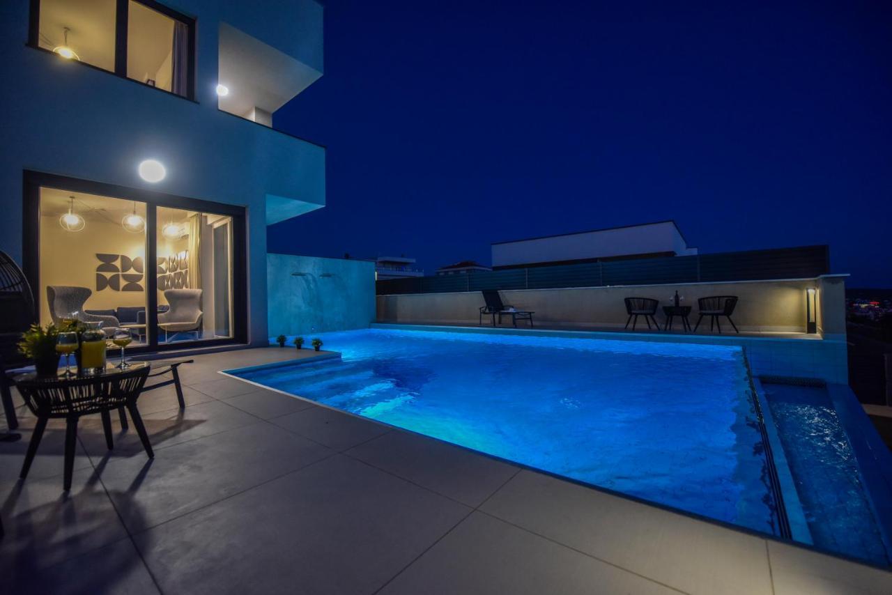 Villa Sara - Private Infinity Pool ノヴァリャ エクステリア 写真